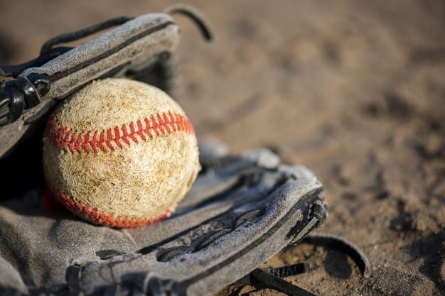 how to clean the inside of a baseball glove featured image