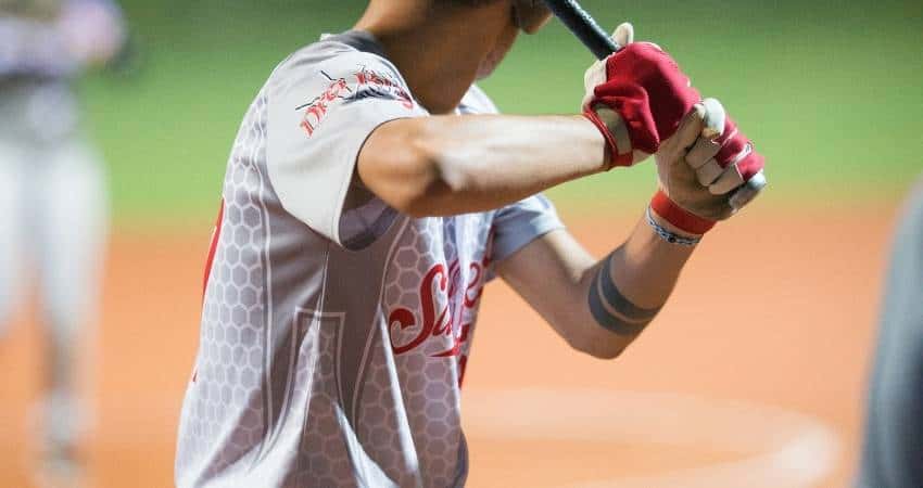 How to Swing a Softball Bat Correctly